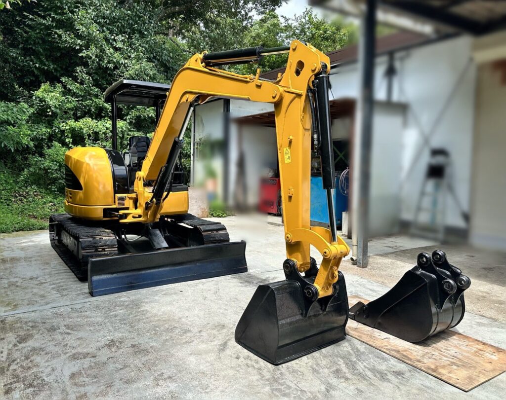 CAT ミニ油圧ショベル 304C-CR バケット付き - 株式会社三郷 